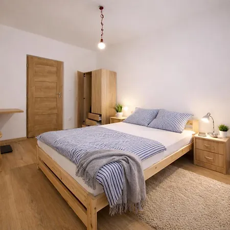 Large 3-bedroom On Main Square With Free Parking *