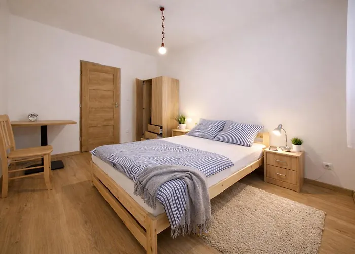Large 3-bedroom On Main Square With Free Parking *
